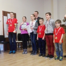 Jakub wraz z drużyną rozdanie medali
