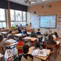 uczniowie w klasie
