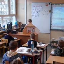 uczniowie w klasie