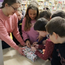 uczniowie w bibliotece