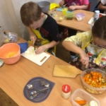 uczniowie przygotowują sałatkę