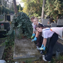 Wolontariat - porządkowanie grobów