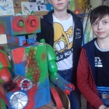 Uczniowie klasy 6 a i ich EKO robot który zajął 8 miejsce w finale konkursu Bądźmy EKO dla Wrocławia dzieciaki tworzą śmieciaki
