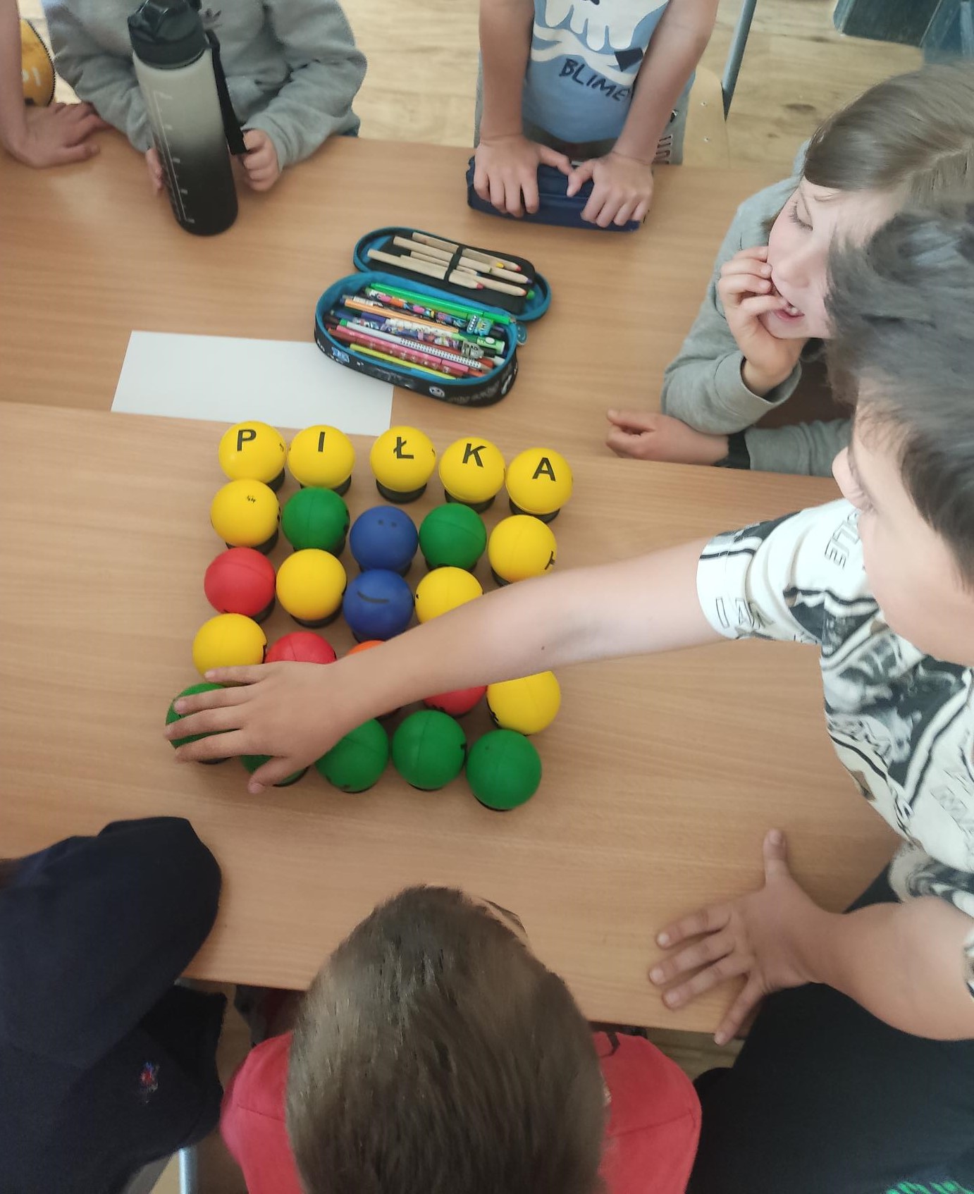 Dzieci z klasy 2a świętowały Kwiecień z książką – mini-EDUballe i edukacja w ruchu!