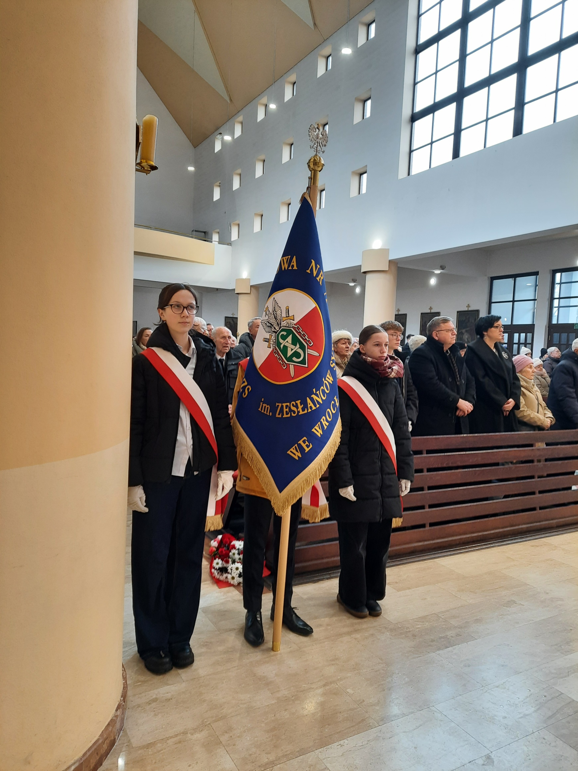 Udział Pocztu Sztandarowego w uroczystej Mszy Świętej i odsłonięciu tablicy upamiętniającej Matkę Sybiraczkę