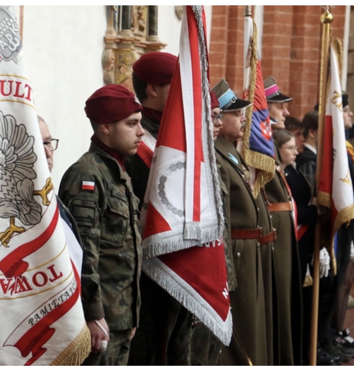 Poczet sztandarowy SP 71 w uroczystościach pogrzebowych szczątków Zbrodni Katyńskiej